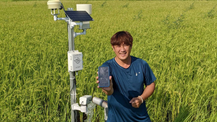 高雄市首創的農來訊「農業免問天！一手掌握農情資訊」，讓產銷數據視覺化，並協助農友建置IoT監控田間微氣候等智慧服務，讓農民能透過人手一支的智慧型手機取得服務。（高雄市政府提供）