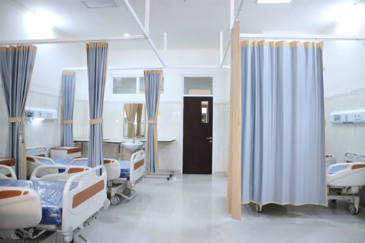 中央流行疫情指揮中心醫療應變組副組長羅一鈞1日宣布，將再度調降全台大型醫院專責病房開設比率。（示意圖／圖取自Pexels圖庫）