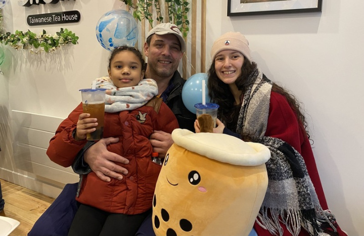 安娜伊斯（右）和家人的珍奶時光，以她觀察，台灣手搖飲這2、3年在巴黎爆紅，現在她已成為「粉絲」，不僅好喝，選擇還多樣化，「現在比起聚會去酒吧喝酒，我更喜歡喝茶」。