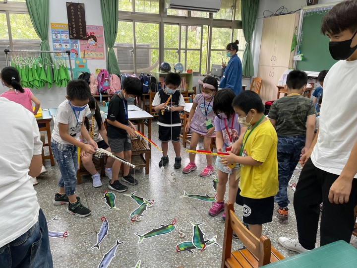 新北市中港國小以食魚教育為題，透過釣魚活動，讓學生反思海洋資源的永續