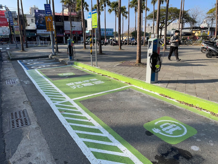 宏碁旗下宏碁智通11日宣布，與台南市政府合作建置智慧停車格，整合充電功能，使用電子票證付款即可隨插即用。（宏碁智通提供）