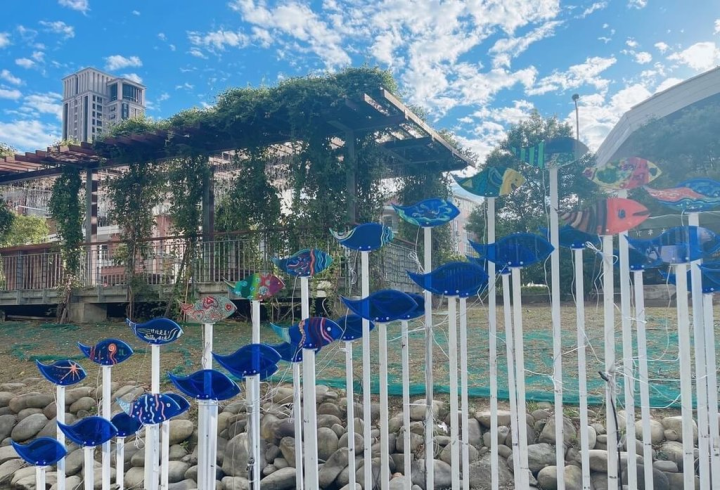 首頁 / 地方 光藝節結合新竹風東興圳水 縣府邀賞地景美學宴 2023/1/6 17:05（1/6 17:16 更新） 第2屆東興圳光藝節展出燈藝作品，綠41公園的「樂游游」作品呈現魚兒樂游游穿梭在東興圳道中的意涵，象徵人與環境共存，延續著自然平衡的能量。（新竹縣政府提供）