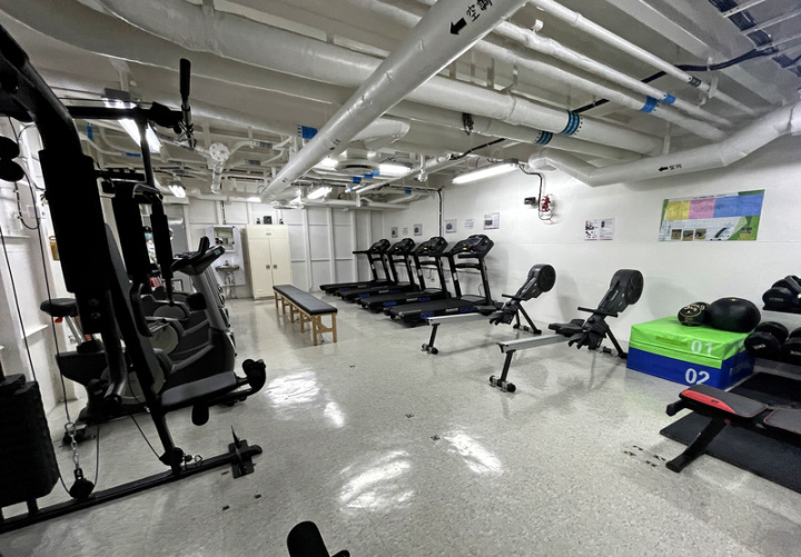 國防部12日邀請媒體赴高雄左營參觀兩棲船塢運輸艦玉山艦，由於艦內艙間廣闊，艦上官兵也享有比其餘艦艇更充裕的生活環境，健身房內設有啞鈴、槓鈴等肌力訓練與有氧運動器材。