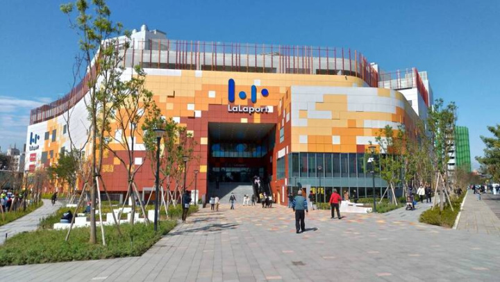 台中三井LaLaport大型購物中心南館17日起試營運，商場緊鄰中部地區最大的傳統市場建國市場，無論是前往商場或採辦年貨，預期將湧入大量人潮及車潮，相關單位無不嚴陣以待。
