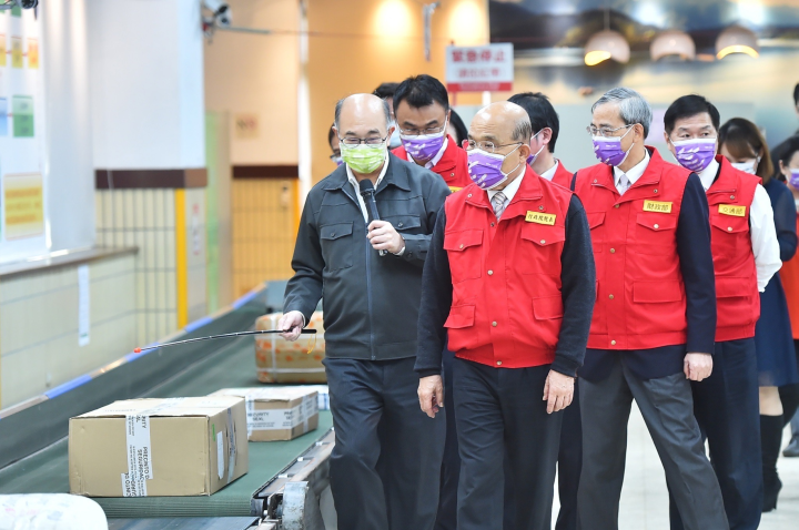 行政院長蘇貞昌視察「臺北郵件處理中心國際郵包動物檢疫強化措施」