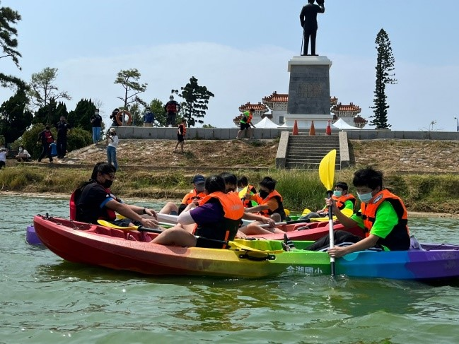 金門縣金湖國小邀請古寧國小跨校體驗獨木舟，於太湖學習划獨木舟知識並實際操作