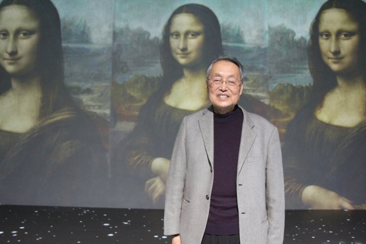由高科技打造的沉浸式場域未來也是元宇宙世界發展的重要一環。圖為宏碁集團創辦人施振榮於台北101沉浸式場域Ambi Space One展出的「達文西光影藝術特展」中與名畫投影合影。