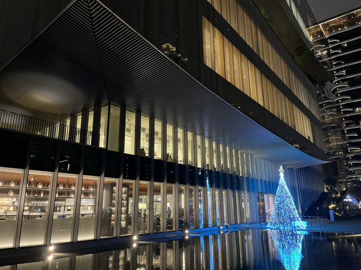 桃園市立圖書館新總館結合蔦屋書店、星巴克等文化風格據點，被譽為全台最美圖書館。