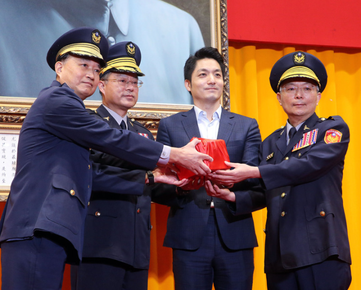 台北市政府警察局16日舉行卸、新任局長交接典禮，新任首都警察局長由原警政署督察室主任張榮興（右）接任，台北市長蔣萬安（右2）出席主持，內政部警政署署長黃明昭（左2）擔任監交。 (圖：中央社)