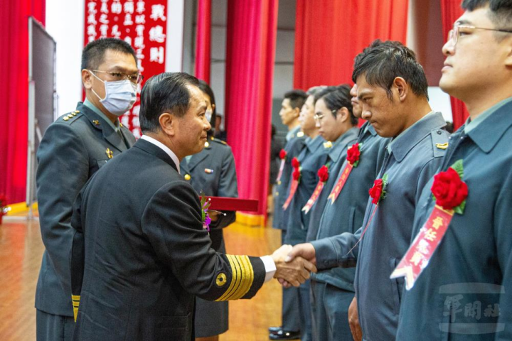 國防部常務次長黃佑民中將代表邱部長為晉任人員授階。（軍聞社記者卓以立攝）