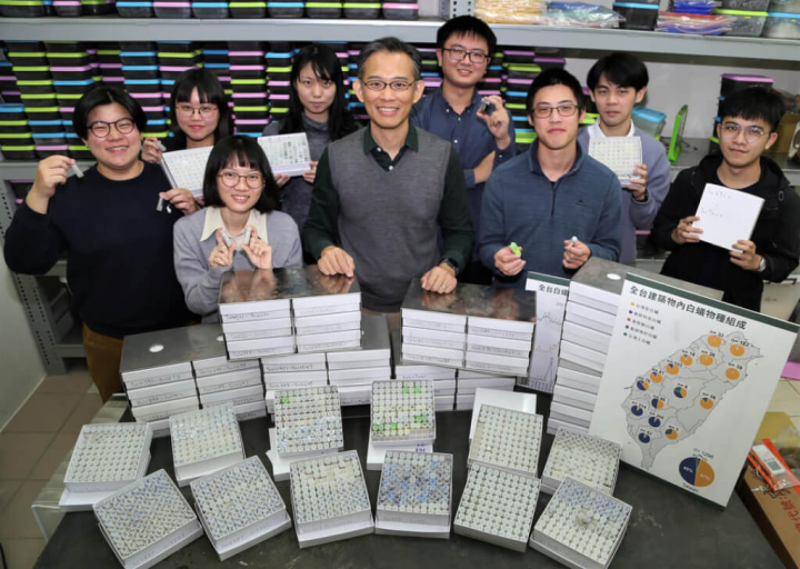 為研究台灣白蟻品種，國立中興大學昆蟲學系教授李後鋒（前中）的研究團隊發起公民科學計畫，號召民眾幫忙蒐集樣本，發現台灣白蟻南北品種大不同。（興大提供）