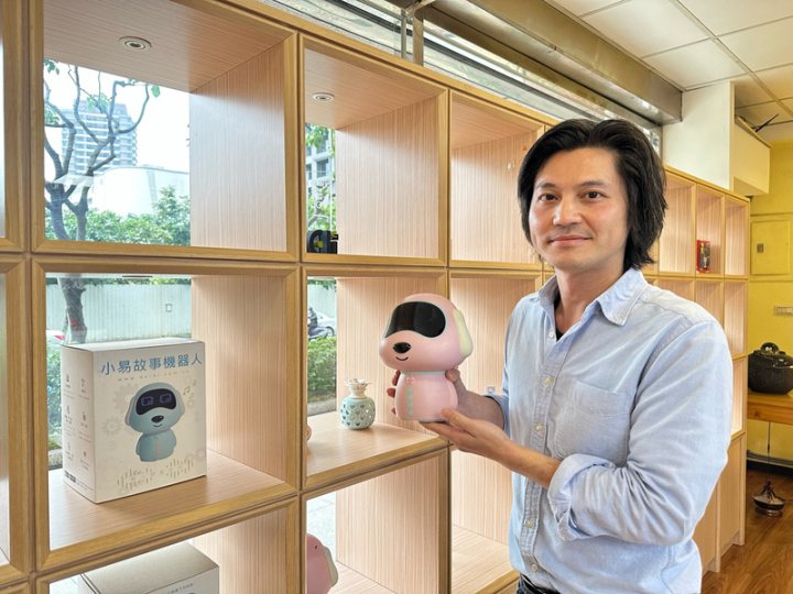 科技新創公司易晨智能執行長許永昌接受中央社專訪表示，旗下第一款產品是主打高階市場的兒童故事機，其中運用的語音辨識及自然語言分析能力，至今仍是公司核心技術。