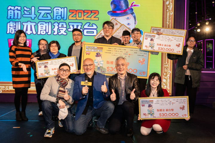 藝人劉亮佐（前左2）創辦的「筋斗云創劇本創投平台」邁入第6屆，吸引500多件故事投稿報名，經3階段評選、輔導與孵化後，成功產出9個完整劇本。（筋斗云創提供）