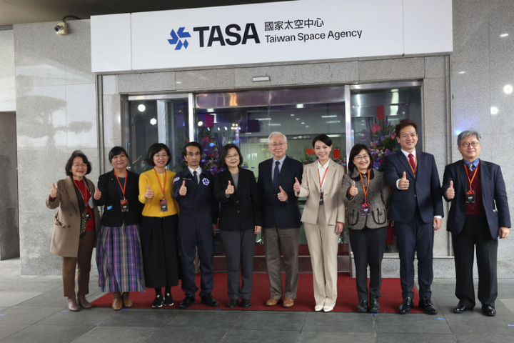 總統蔡英文（左5）6日下午前往新竹出席「國家太空中心揭牌典禮」，並主持揭牌儀式。右4為新竹市長高虹安。右7為國家太空中心主任吳宗信。