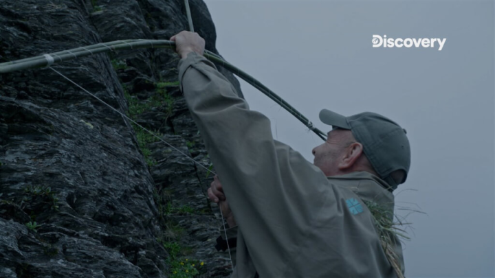 實境求生節目「單挑求生高手」主持人艾德史塔福（Ed Stafford）是金氏世界紀錄史上第一個徒步走完亞馬遜河的冒險家，也擅長用大自然資源做成各種求生工具，節目裡得挑戰各個頂尖求生專家。（Discovery提供）