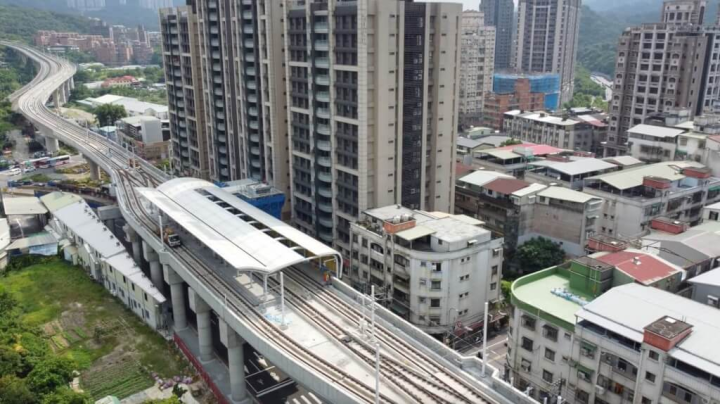 安坑輕軌安康站是全線量體規模最大車站，採島式月台加側式混合式設計，以便尖峰時段安康站到十四張站加開區間車時能順利折返、來往。（新北市捷運局提供）