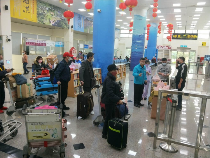 金門地區14日被大霧籠罩，一整天都霧濛濛，金廈人道小三通專船也因此延誤6小時，原訂上午10時自廈門來金的船班直至下午2時才開航，旅客無奈在水頭碼頭出境大廳等候船班。（民眾提供）