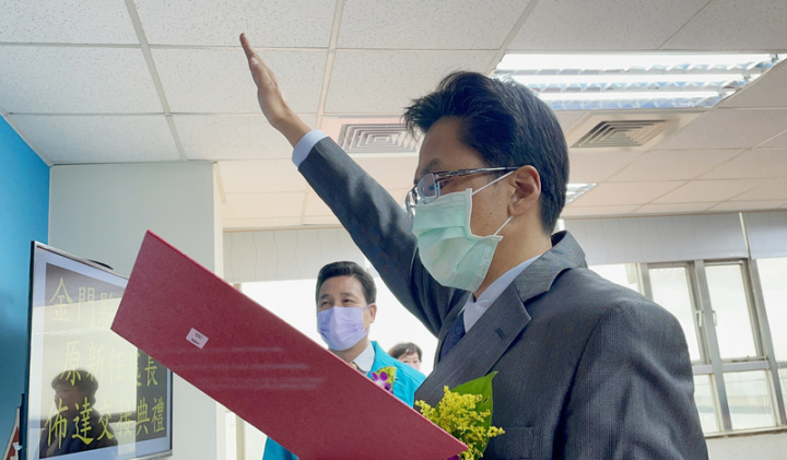 金門縣政府所屬機關新任首長布達交接典禮16日舉行，縣長陳福海（右2）主持，由副處長盧根陣（左）代表將印信交給新任處長許嘉興（右）。