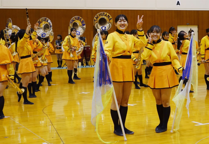 首頁 / 文化 京都「橘色惡魔」橘高校再來台 參演文總除夕特別節目[影] 2023/1/16 10:22（1/16 10:39 更新） 中華文化總會春節特別節目「WE ARE我們的除夕夜」公布「祕密武器」，京都橘高校吹奏樂部將在除夕當晚首播節目中現身演出，向台灣觀眾朋友賀新年。（文總提供)