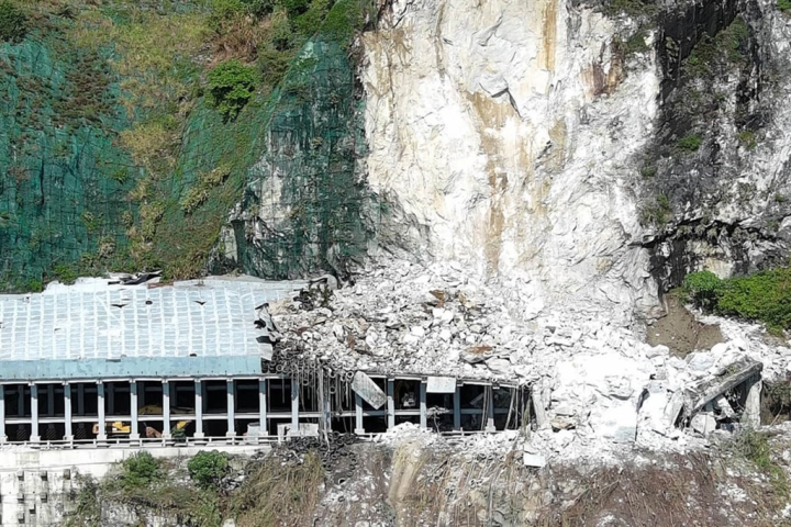 The section of the rock shed on the south end of Daqingshui Tunnel damaged in a landslide last Wednesday. Photo courtesy of the Directorate General of Highways.