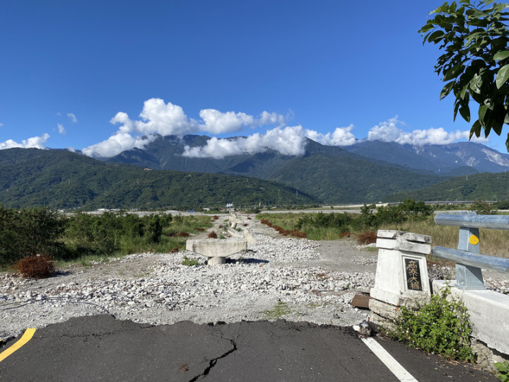 首頁 / 地方 918強震花蓮斷橋趕重建 高寮大橋便道18日通車 2023/1/17 19:33（1/17 19:46 更新） 918強震造成花蓮縣玉里鎮高寮大橋受損嚴重，中斷交通，花蓮縣政府預估橋梁重建期至少20個月。圖為111年12月初，花蓮縣府建設處將橋面板拆除。