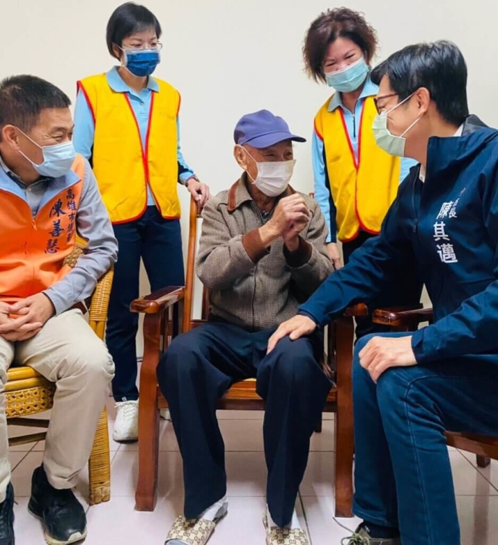 春節即將到來，高雄市長陳其邁（前右1）16日前往左營區慰訪獨居長輩拜年，並致贈年節禮盒、市長紅包與福袋等。（高市社會局提供）