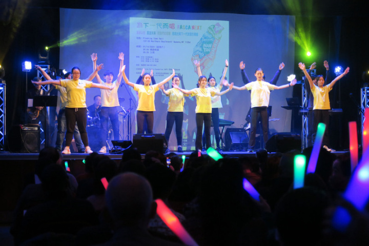 紐約僑界14日舉辦慈善演唱會，海外青年文化大使協會（FASCA）學員登台舞蹈表演。