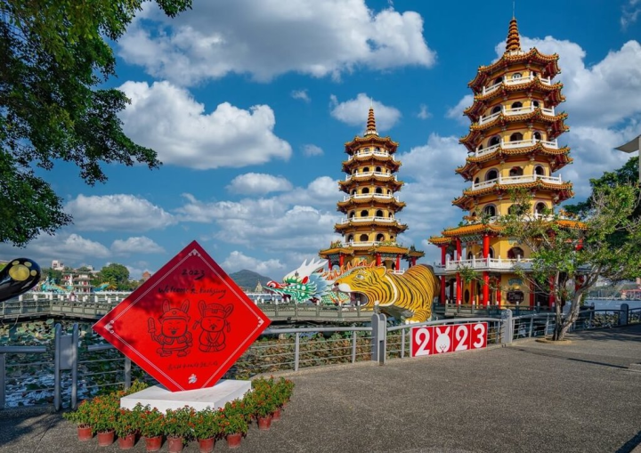 迎接農曆新年，高雄市觀光局近日在蓮池潭、金獅湖、崗山之眼、月世界、旗津等景區，布置手繪的超大兔年春聯，增添濃濃年味。（高雄市觀光局提供）