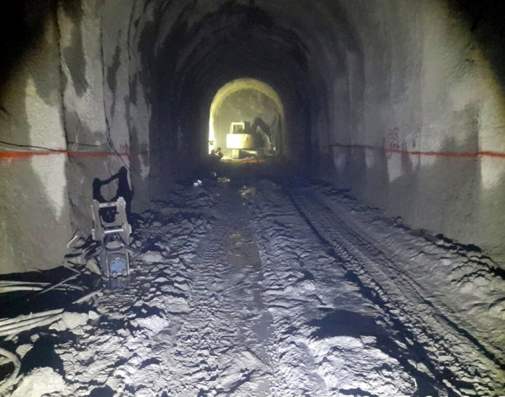 阿里山林業鐵路於民國104年受風災影響，42號隧道嚴重崩塌，經評估須新建隧道，於110年1月動工，去年底貫通隧道，預計今年底全線通車。圖為隧道施工情況。（阿里山林鐵及文資處提供）