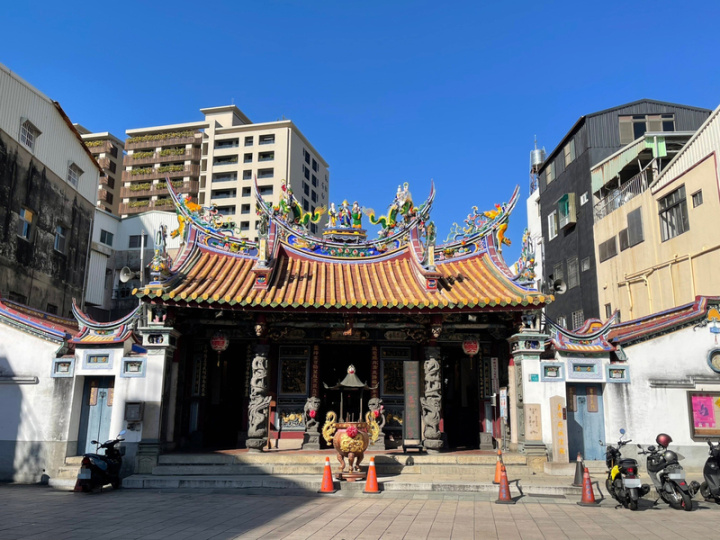 位於台南市青年路上的台灣府城隍廟，建於明鄭永曆23年（1669年），是台灣最早官建城隍廟，也是國定古蹟。