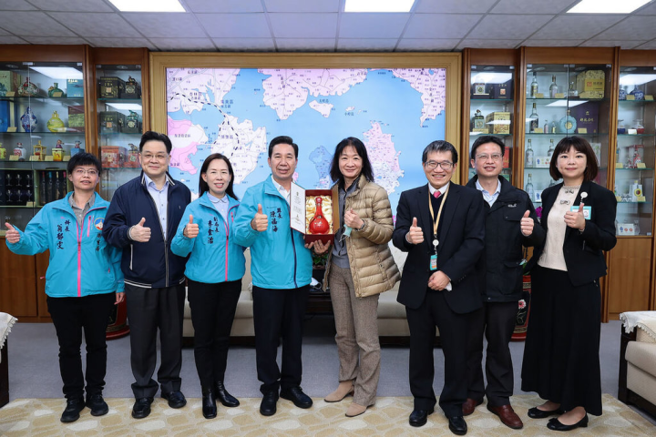  台北榮民總醫院精神醫學部主任白雅美（右4）11日前往金門縣府拜會縣長陳福海（左4），陳福海高度肯定並感謝北榮醫護團隊長期投入金門醫療工作。（金門縣政府提供）