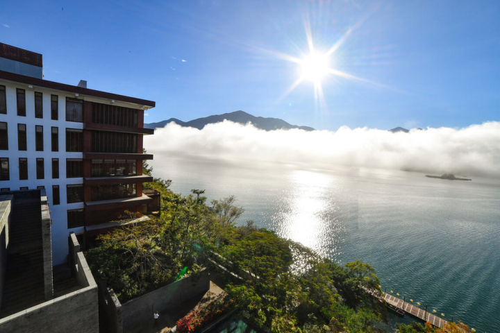 冷空氣搭配水氣，3日清晨在涵碧樓看見日月潭出現「雲瀑」，低雲籠罩但仍可見遠方山頭，搭配豔陽高照實在美不勝收。（日月潭涵碧樓提供）