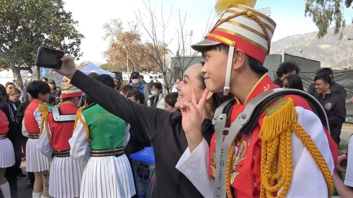 北一女樂儀旗隊2日參加美國加州玫瑰花車遊行，遊行結束後，同場演出的美國高中生戴維斯（Anna Davis）前來合照，表示「非常喜歡你們的演出」。