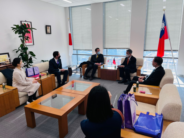 國立清華大學訪團與駐大阪辦事處向明德處長等人交換意見