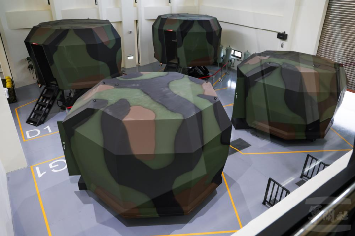 海軍陸戰隊建置「AAV7訓練模擬館」，使官兵能在安全無虞、貼近實況的條件下，提升車輛操作上的本職學能。