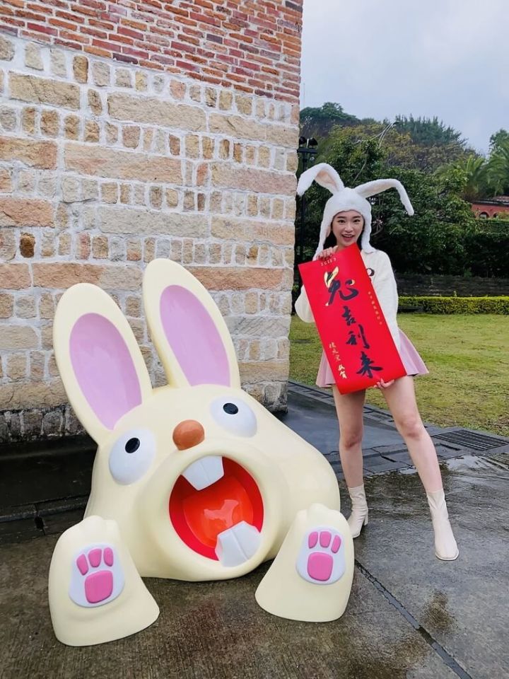 首頁 / 地方 淡水海關碼頭最新打卡點 洋樓前冒出巨兔超吸睛 2023/1/18 13:46（1/18 14:31 更新） 新北市立淡水古蹟博物館將在23日（初二）開館，最新拍照點「巨兔破關」亮相，只見130公分的大白兔在海關碼頭洋樓前探出頭來，現場還免費提供兔耳朵頭飾，民眾可發揮創意合影。（淡水古蹟博物館提供）