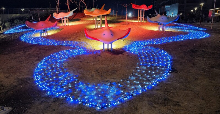 「澎湖國際燈光藝術節」將在馬公第三漁港國際廣場展至2月28日，為迎接農曆新年到來，增設「遨遊飛翔」意象，讓園區宛若一座海島樂園，並透過燈光照亮7隻魟魚，祝福大家新年如魚得水。