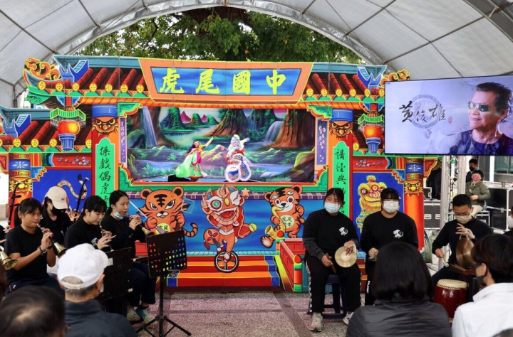 布袋戲國寶黃海岱123歲冥誕，雲林縣政府2日在雲林布袋戲館舉辦紀念儀式，現場國中生以傳統鑼鼓的後場配樂搭配布袋戲演出，展現台灣布袋戲傳承與新活力。（雲林縣政府提供）