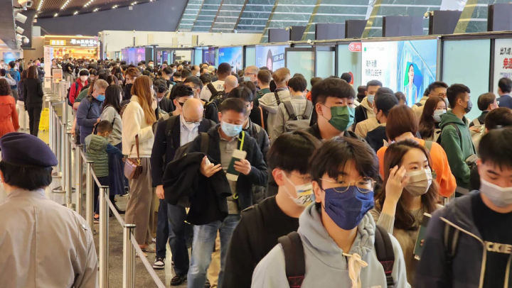 據桃園國際機場股份有限公司統計，13日桃園機場第一、二航廈出境旅客數有約2萬6620人，其中有約1萬1191人集中在上午6時至11時，尤其在8時至10時之間更是達到高峰，有約5339名旅客要出境，讓機場出現大排長龍畫面。（讀者提供）