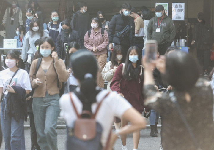 112學年度學科能力測驗14日進入第2天，考生們上午戴著口罩在台師大應試後步出考場，有家長拿起手機拍照，為考生記錄重要時刻留念。