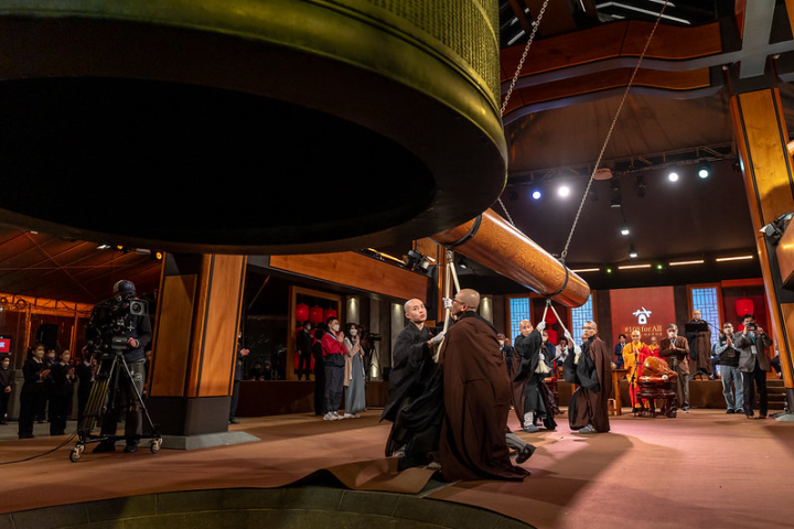 副總統出席「法鼓山除夕撞鐘‧為世界祈福活動」，在法華鐘樓與民眾共同祈福