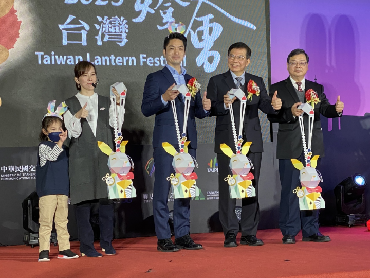 新任台北市長蔣萬安(中)也親切地戴上小提燈變成的兔耳朵，與林佳葦母女及交通部長王國材(中右)、觀光局長張錫聰(右)合影。