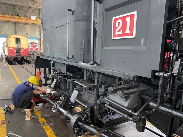 阿里山林業鐵路編號SL-21蒸汽火車，具逾百年歷史，歷經2年多修復及試車，維持燃煤動力系統，去年12月底復駛。（阿里山林鐵及文資處提供）