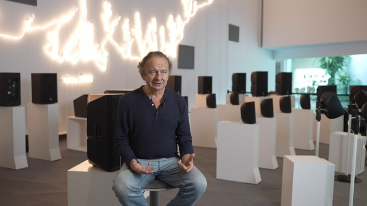 阿蘭．馮榭創作  法聲響藝術裝置巨作首到亞洲 高雄市內惟藝術中心13日推出重磅作品「LEARPRINT 內惟聲響實驗」，由法國音場設計與聲學藝術家阿 蘭．馮榭（ALAIN FRANÇAIS）創作，以65顆音箱， 裝置於藝術中心入口主廳。 （高雄市政府提供）