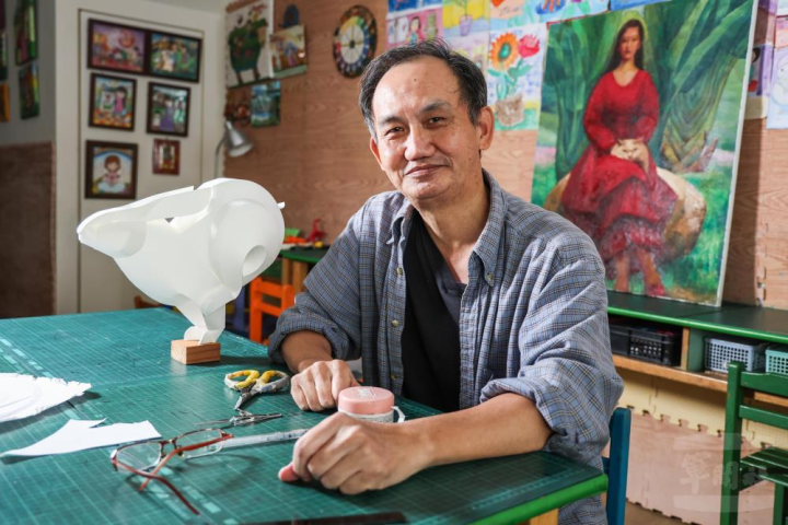 杜清祥是國內頂尖紙藝創作達人之一，他的油畫、素描、雕塑也都有豐富的涵養；畫面後方的油畫，就是他幫太太繪製的肖像畫。