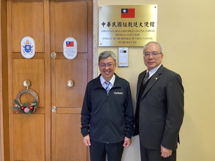 前副總統陳建仁（左）以總統特使身分出訪教廷，抵達後前往駐教廷大使館視察。（駐教廷大使館提供）