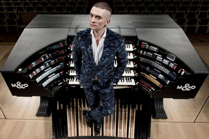 管風琴家卡麥隆．卡本特（Cameron Carpenter）將於3月訪台，除了帶來巴赫的音樂之外，也將為台灣樂迷以管風琴演奏宮崎駿的動畫配樂。（牛耳藝術提供）