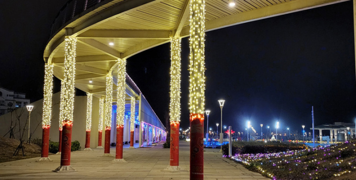 馬公第三漁港國際廣場園區除了有國際燈光藝術節的「嶼光共舞」系列燈光外，靠近天空步道迴廊兩端部分廊柱也將運用過年喜慶色系裝飾。