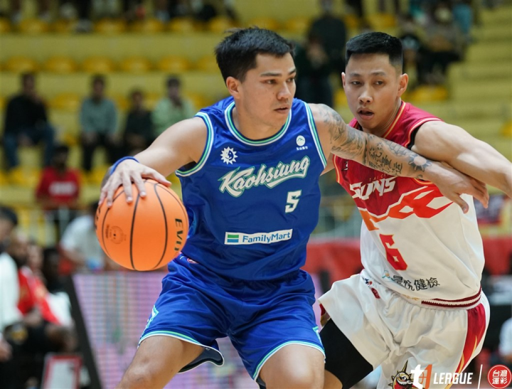 Kaohsiung Aquas playmaker Jason Brickman (left). Photo courtesy of the T1 LEAGUE