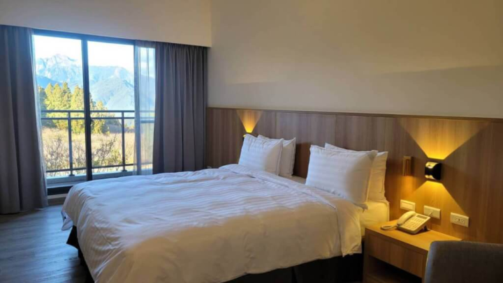 福壽山農場國民賓館10日上午開放訂房，農曆年、228連假等時段的房間1分鐘內秒殺，因搶訂房的人太多，還一度造成系統當機。（福壽山農場提供）